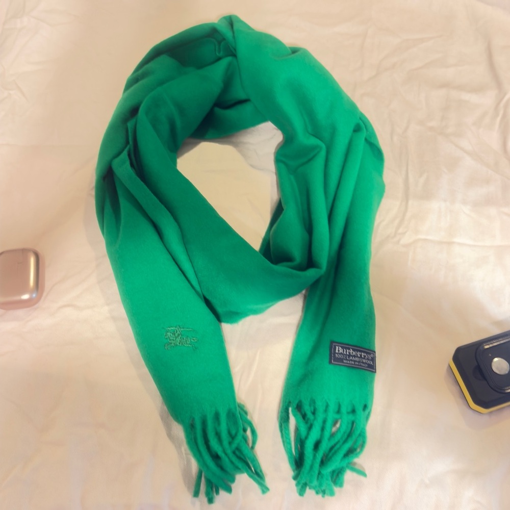 Burberry Vibrant Green lambsWool Scarf made in Italy